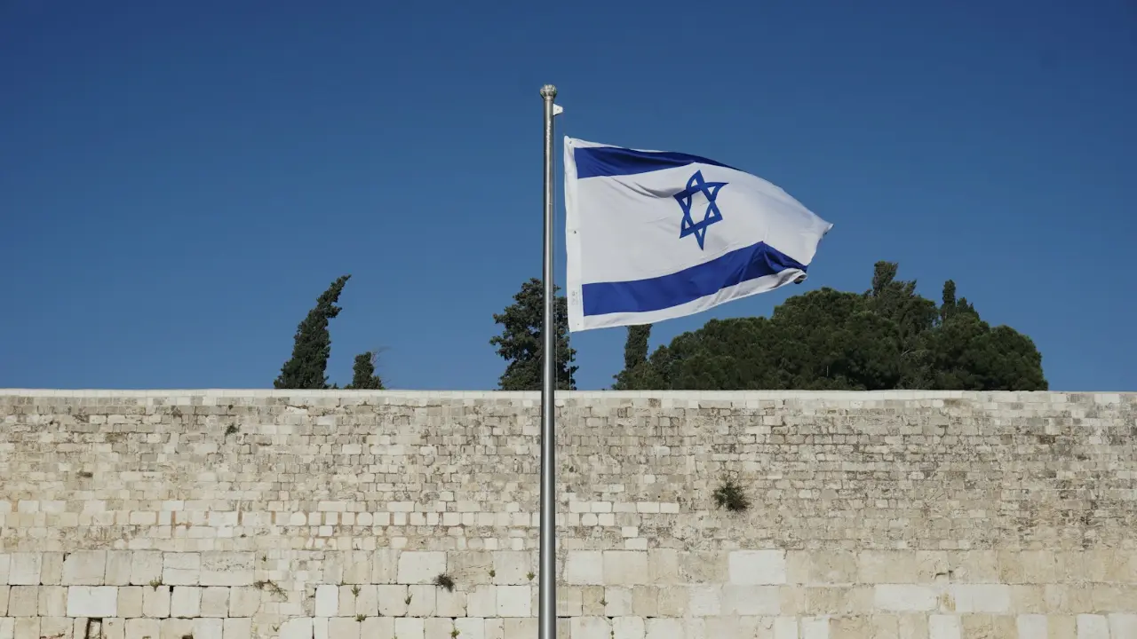 דגל ישראל על חומת אבן